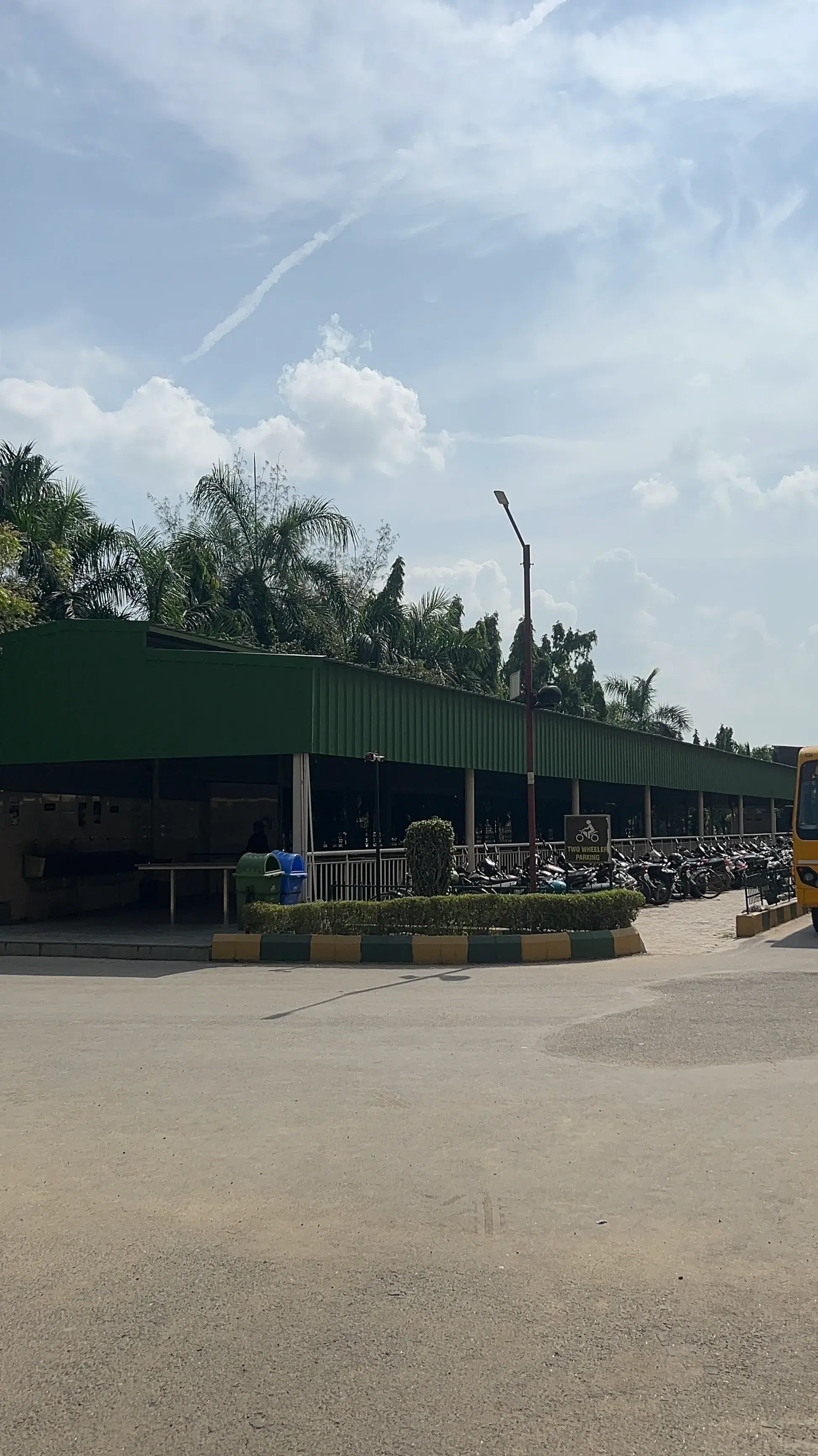 GL Bajaj Outdoor photo 2